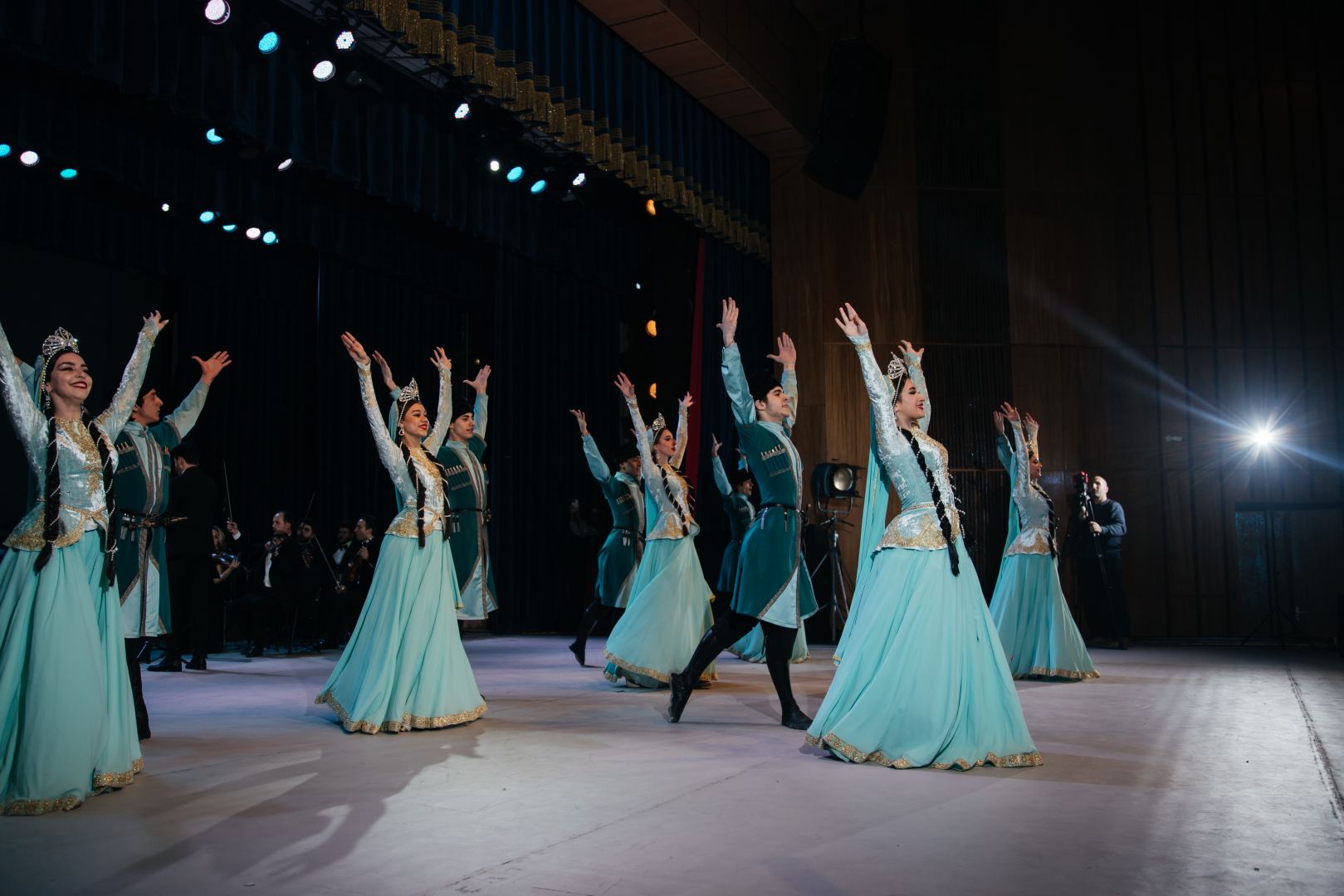 125-летие кинематографа Азербайджана отметили мультимедийным шоу с песнями и танцами (ВИДЕО, ФОТО)