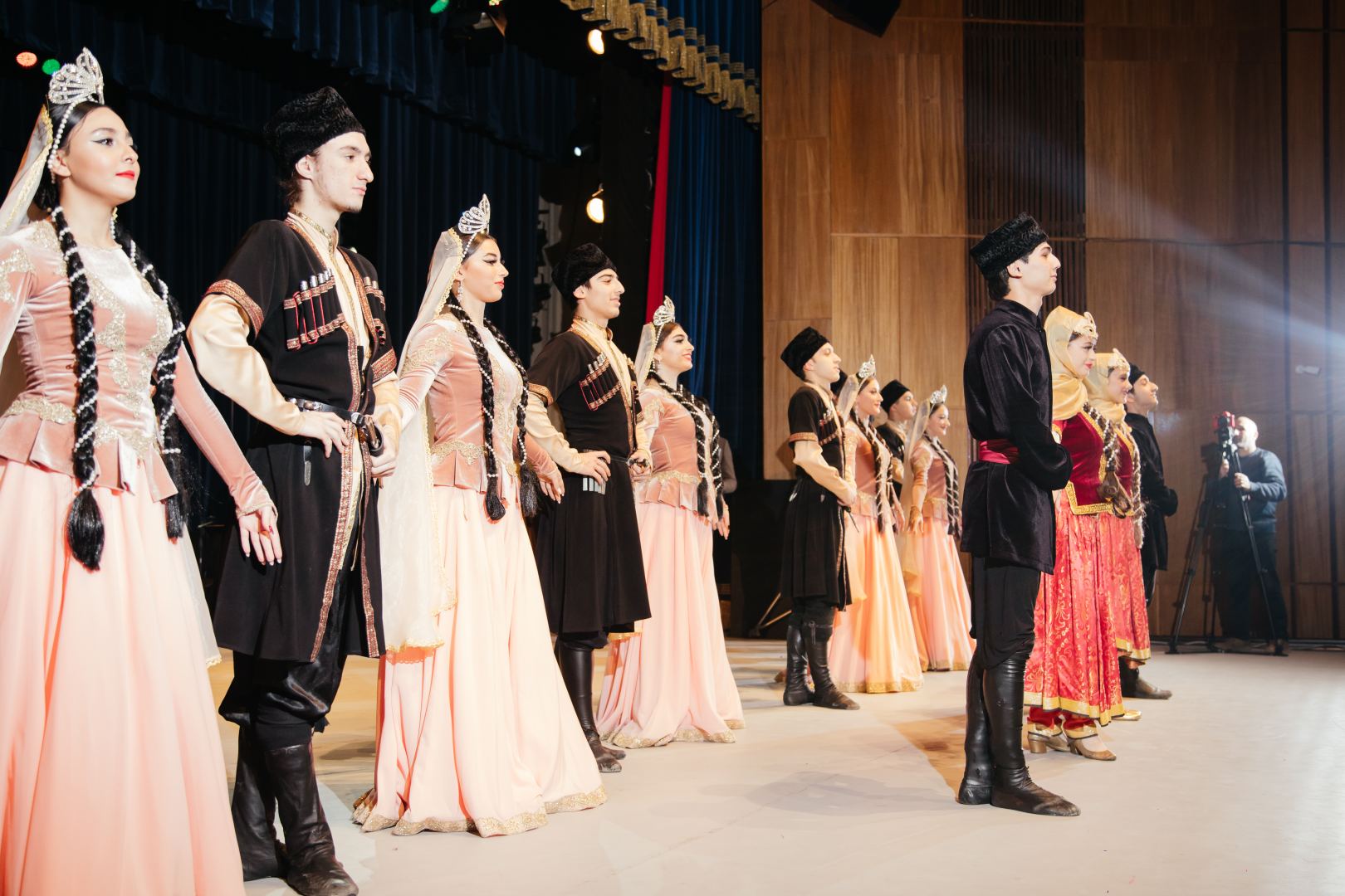 125-летие кинематографа Азербайджана отметили мультимедийным шоу с песнями и танцами (ВИДЕО, ФОТО)