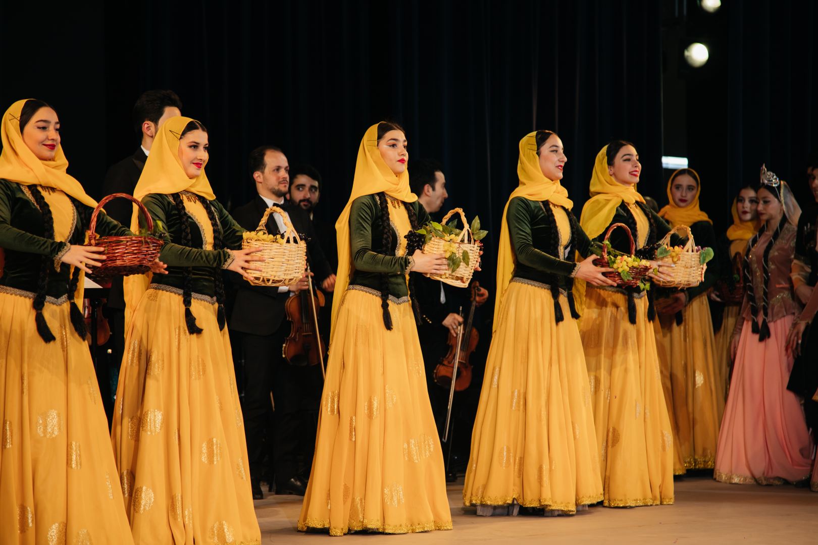 125-летие кинематографа Азербайджана отметили мультимедийным шоу с песнями и танцами (ВИДЕО, ФОТО)