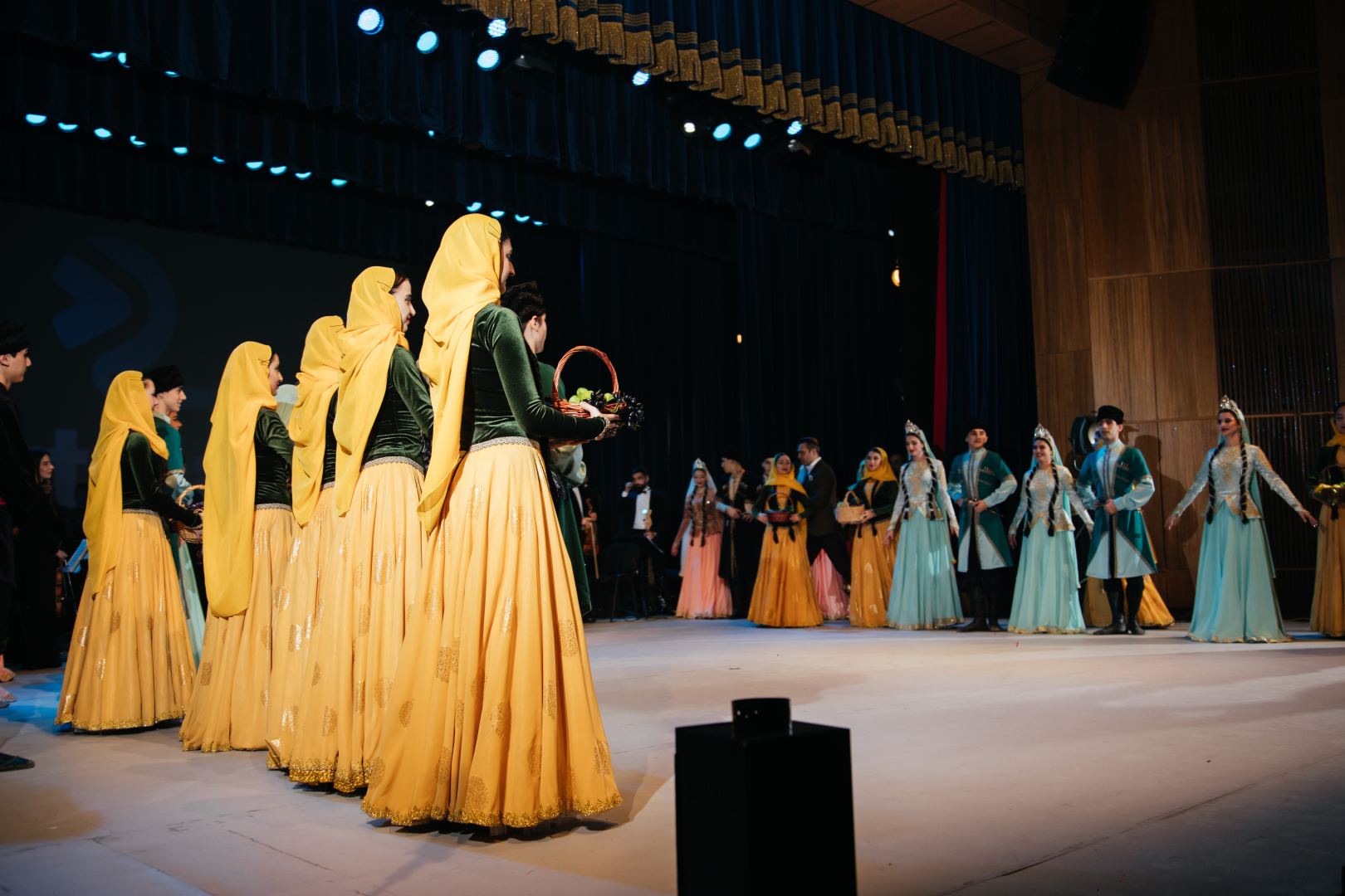 125-летие кинематографа Азербайджана отметили мультимедийным шоу с песнями и танцами (ВИДЕО, ФОТО)