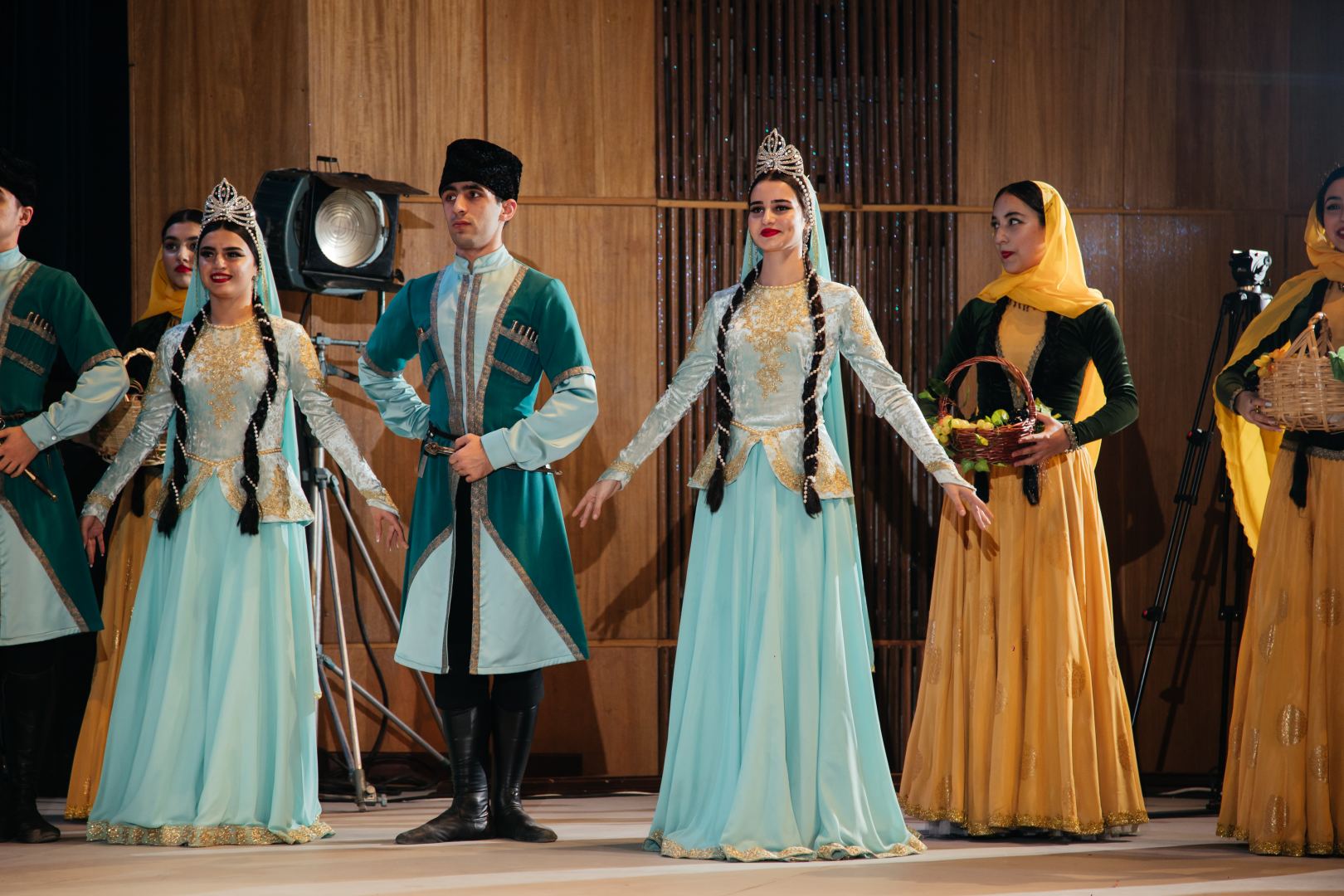 125-летие кинематографа Азербайджана отметили мультимедийным шоу с песнями и танцами (ВИДЕО, ФОТО)