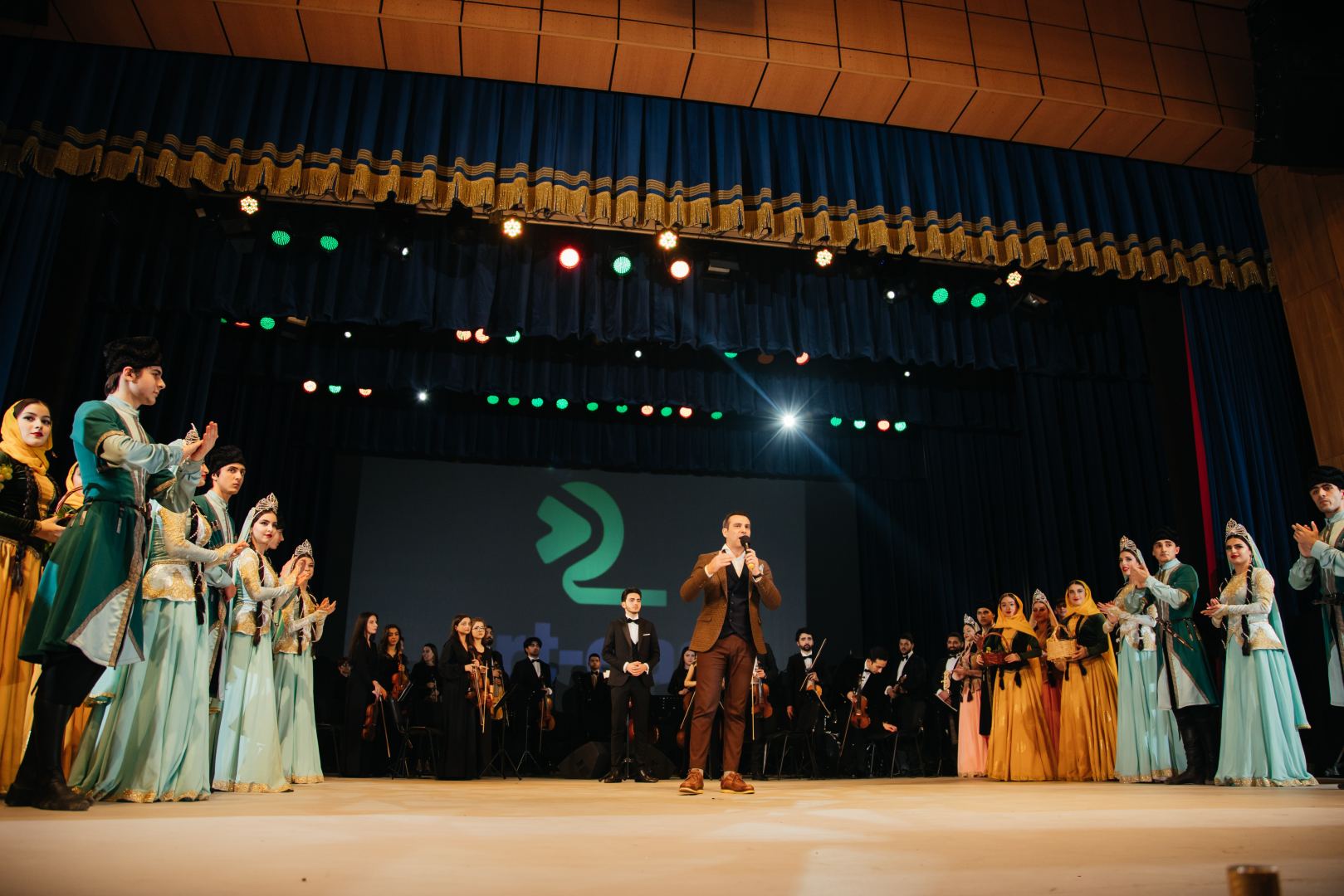 125-летие кинематографа Азербайджана отметили мультимедийным шоу с песнями и танцами (ВИДЕО, ФОТО)