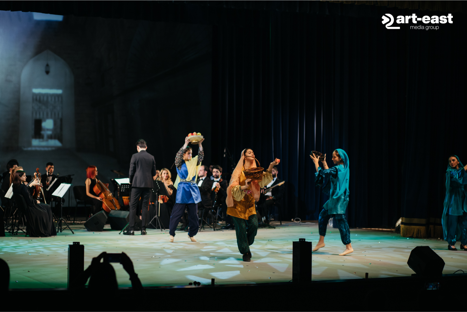 В Баку представлено  мультимедийное шоу "Дисней" с героями сказок и мультфильмов (ВИДЕО, ФОТО)