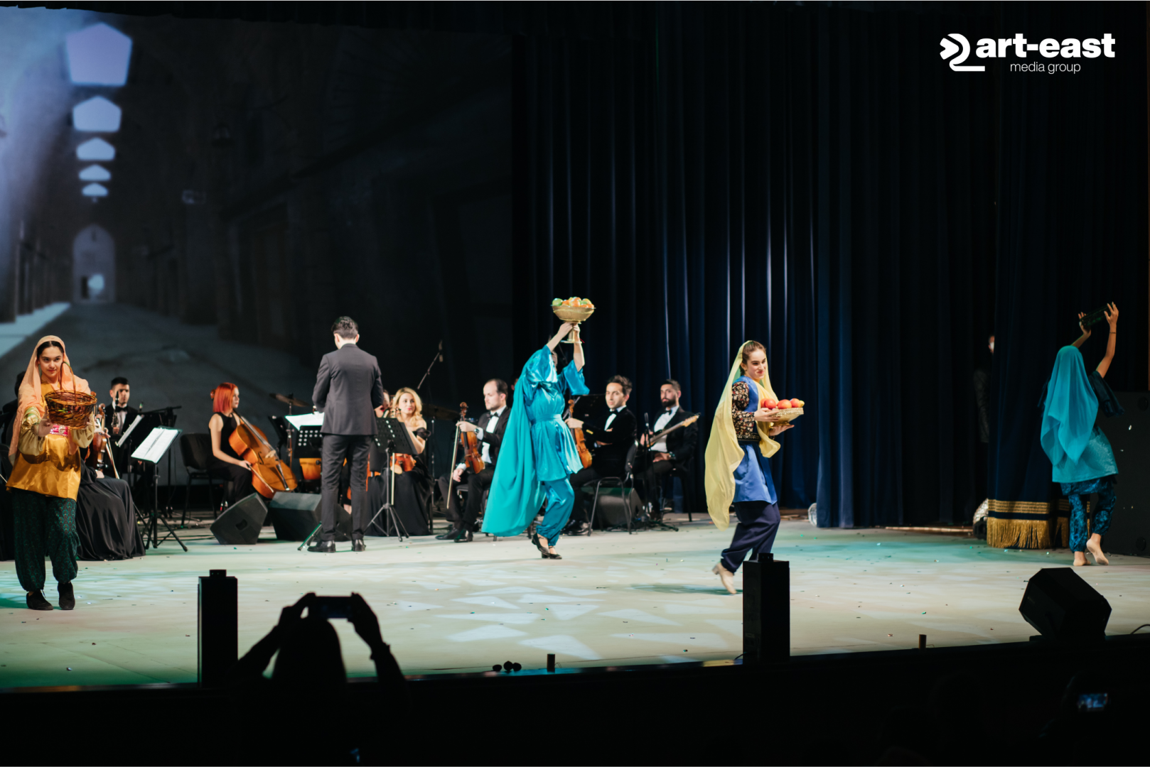 В Баку представлено  мультимедийное шоу "Дисней" с героями сказок и мультфильмов (ВИДЕО, ФОТО)