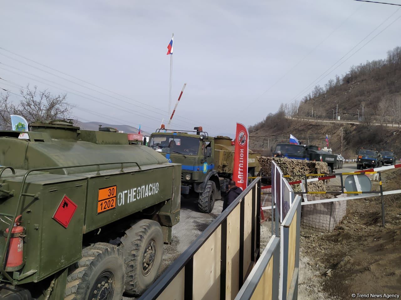 По Лачинской дороге беспрепятственно проехала автоколонна миротворцев (ФОТО)