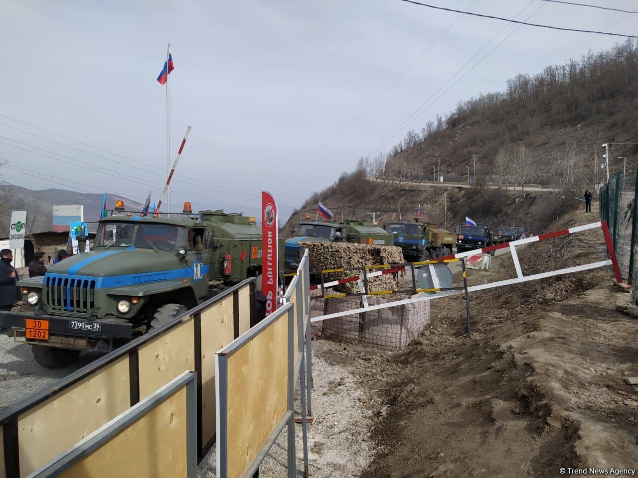 По Лачинской дороге беспрепятственно проехала автоколонна миротворцев (ФОТО)