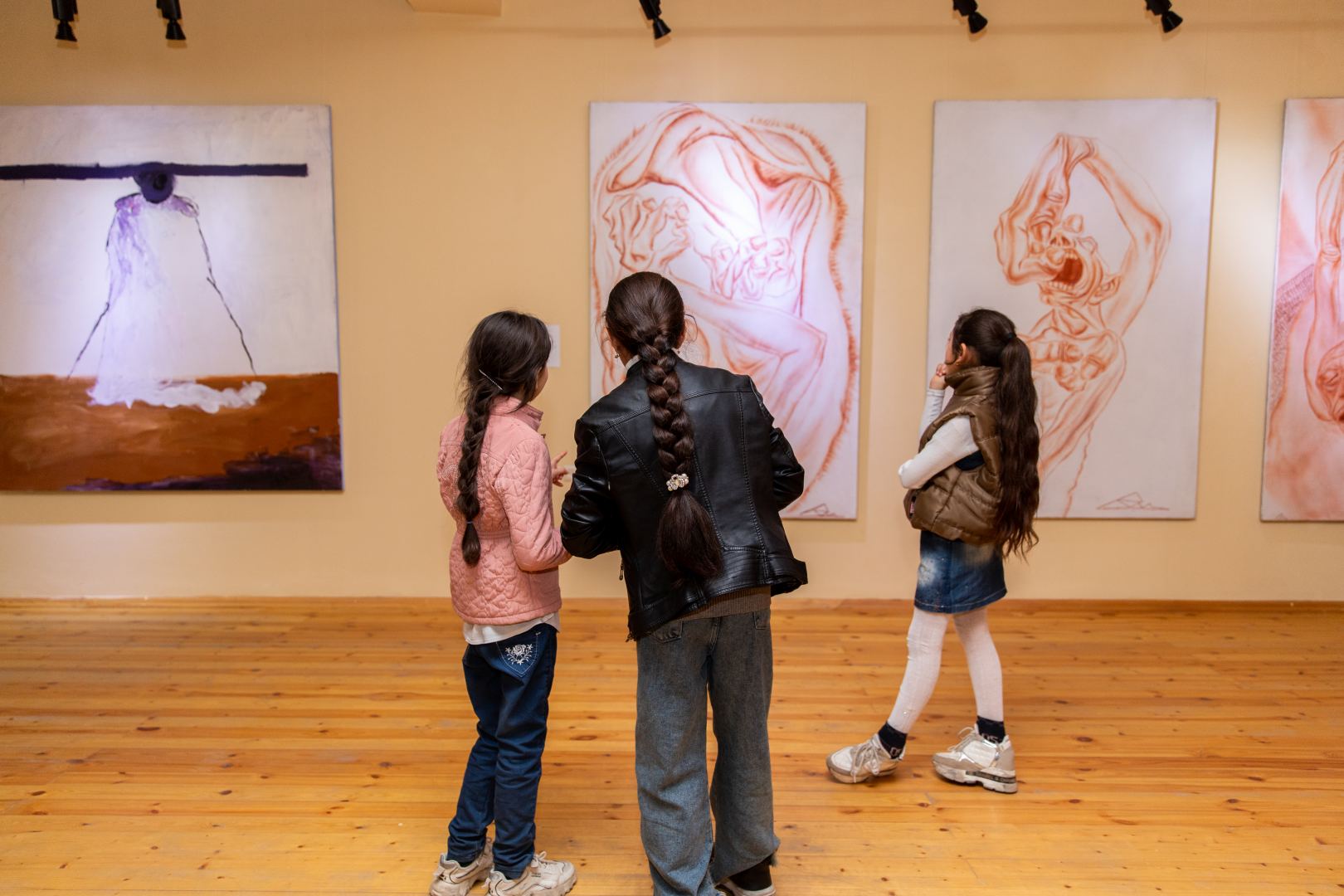 YARAT представил в Саатлы выставку художников "Тонкие наблюдения" (ФОТО)