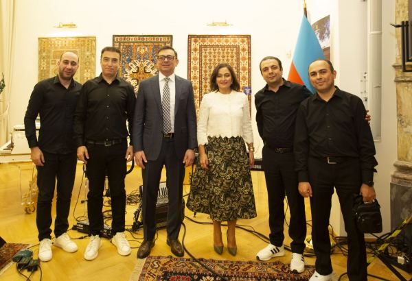 Азербайджанские ковры "Азерхалча" покоряют Австрию - праздничный вечер с музыкой и национальной кухней (ФОТО/ВИДЕО)