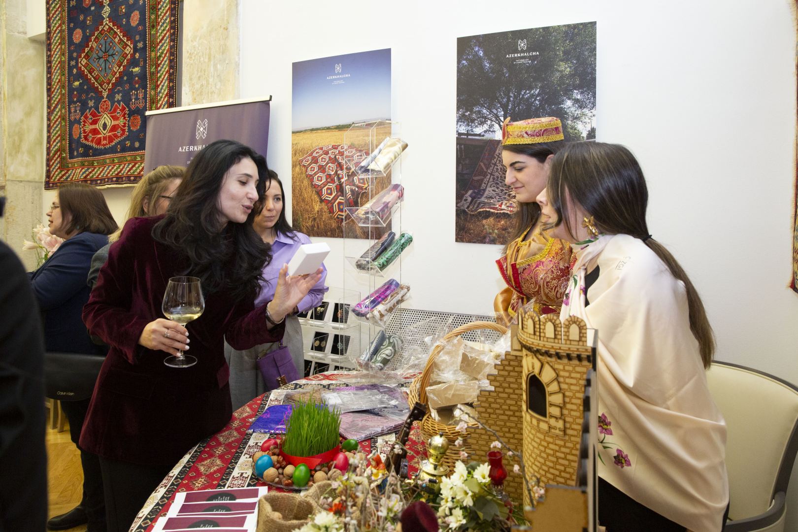 Азербайджанские ковры "Азерхалча" покоряют Австрию - праздничный вечер с музыкой и национальной кухней (ФОТО/ВИДЕО)