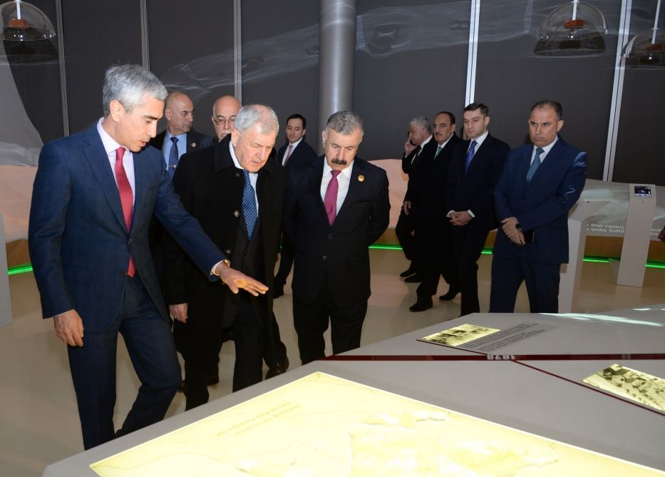 Президент Ирака Абдель Латиф Джамал Рашид ознакомился с Центром Гейдара Алиева (ФОТО)
