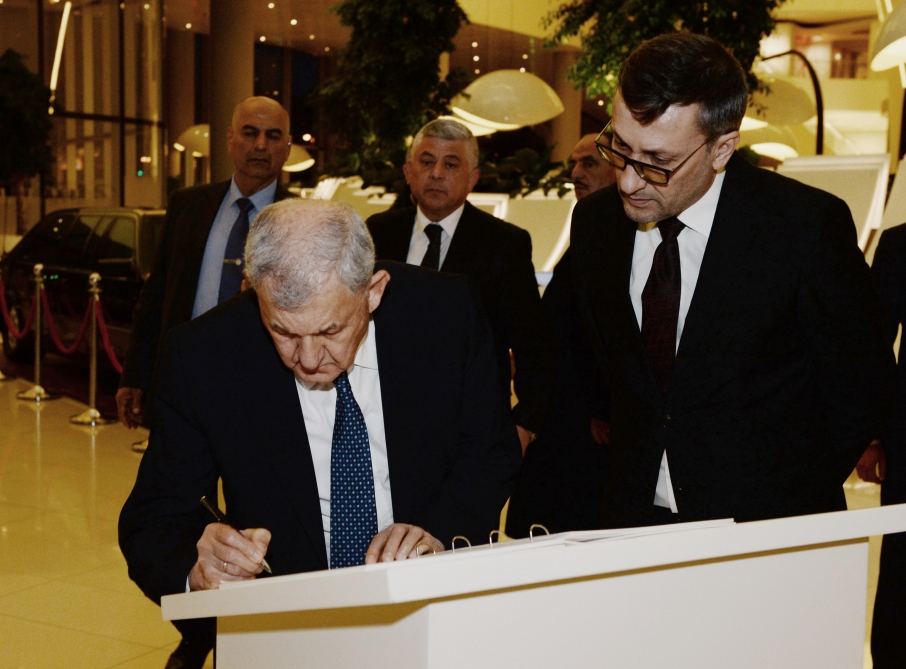 Президент Ирака Абдель Латиф Джамал Рашид ознакомился с Центром Гейдара Алиева (ФОТО)