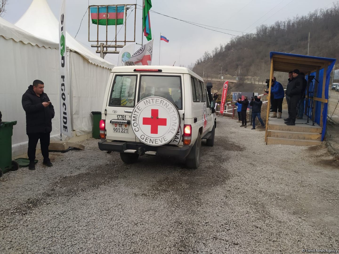 По Лачинской дороге беспрепятственно проехала колонна МККК (ФОТО)