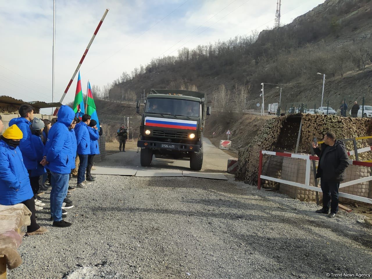По Лачинской дороге беспрепятственно проехали 12 транспортных средств миротворцев (ФОТО)