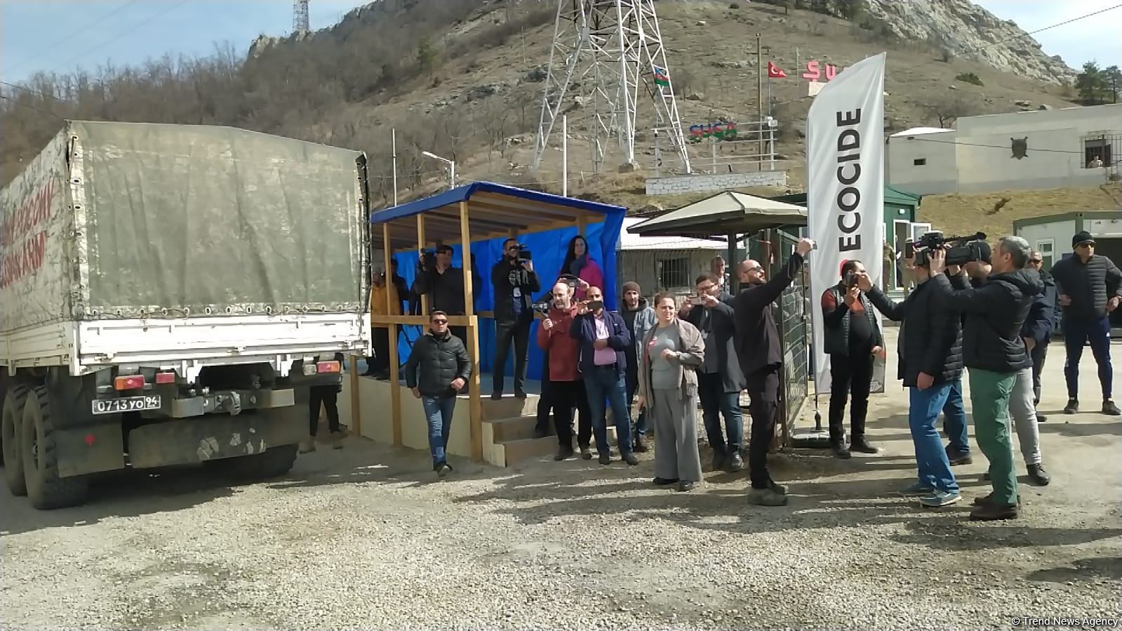 По Лачинской дороге беспрепятственно проехали еще 20 транспортных средств миротворцев (ФОТО)