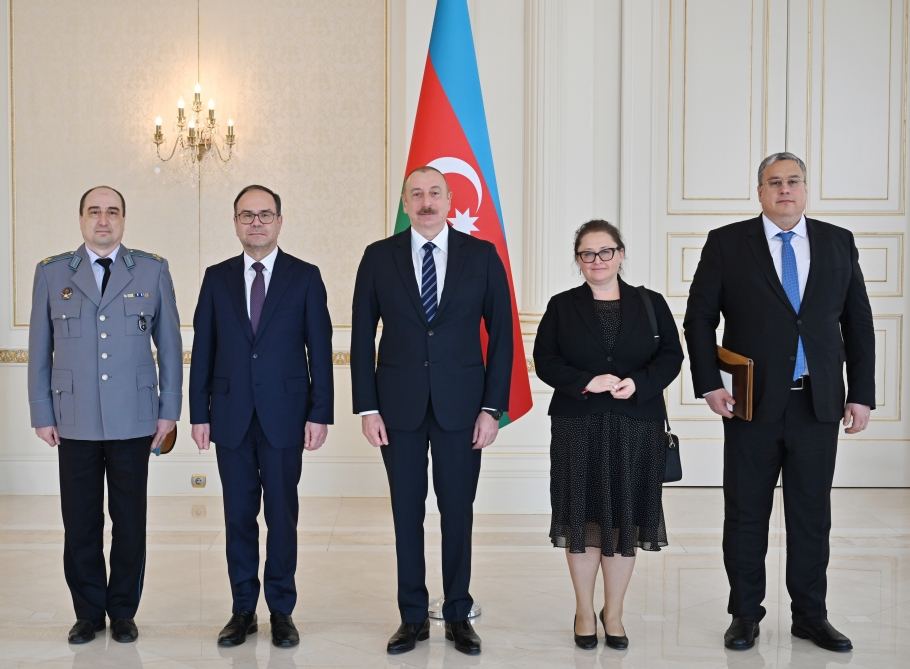 Президент Ильхам Алиев принял верительные грамоты новоназначенного посла Болгарии в Азербайджане (ФОТО/ВИДЕО)