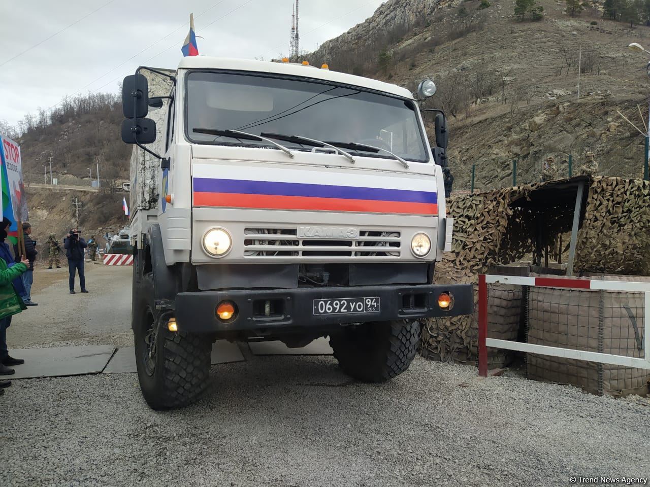 По Лачинской дороге беспрепятственно проехала очередная автоколонна миротворцев (ФОТО)