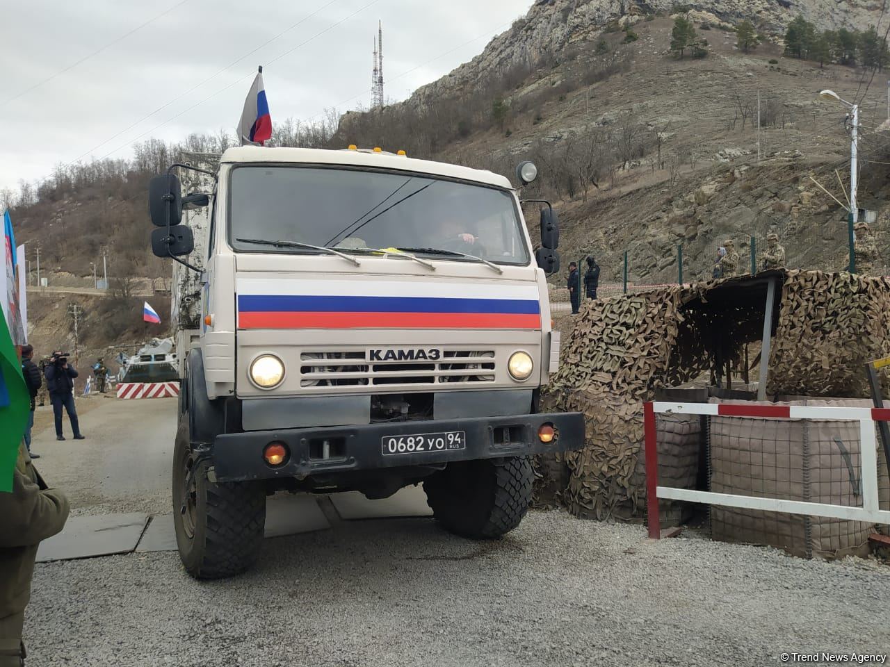 По Лачинской дороге беспрепятственно проехала очередная автоколонна миротворцев (ФОТО)