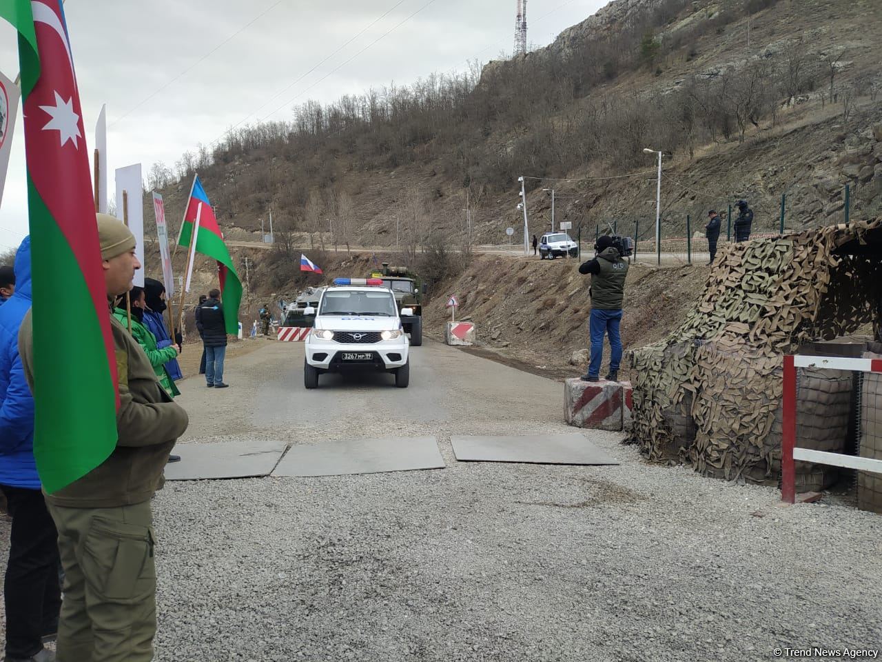 По Лачинской дороге беспрепятственно проехала очередная автоколонна миротворцев (ФОТО)