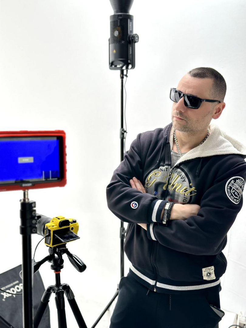 На праздник Новруз "зажигает" Хайям Мустафазаде в образе свадебных исполнителей (ВИДЕО, ФОТО)