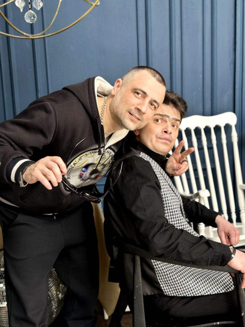 На праздник Новруз "зажигает" Хайям Мустафазаде в образе свадебных исполнителей (ВИДЕО, ФОТО)