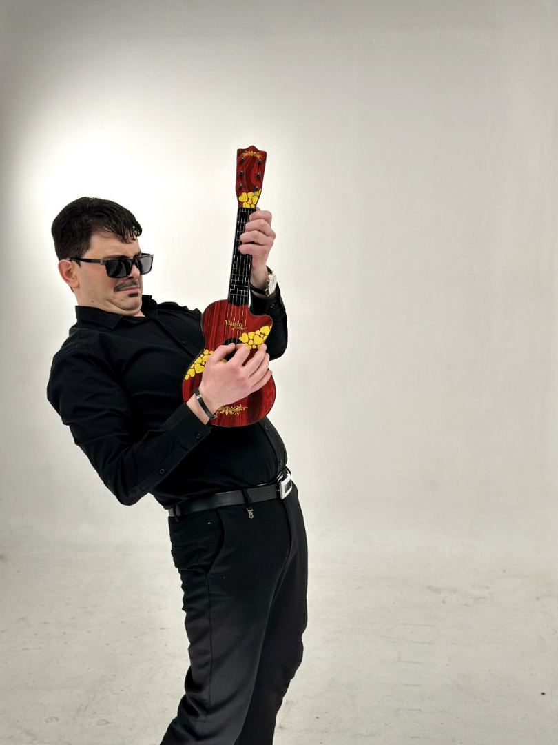 На праздник Новруз "зажигает" Хайям Мустафазаде в образе свадебных исполнителей (ВИДЕО, ФОТО)