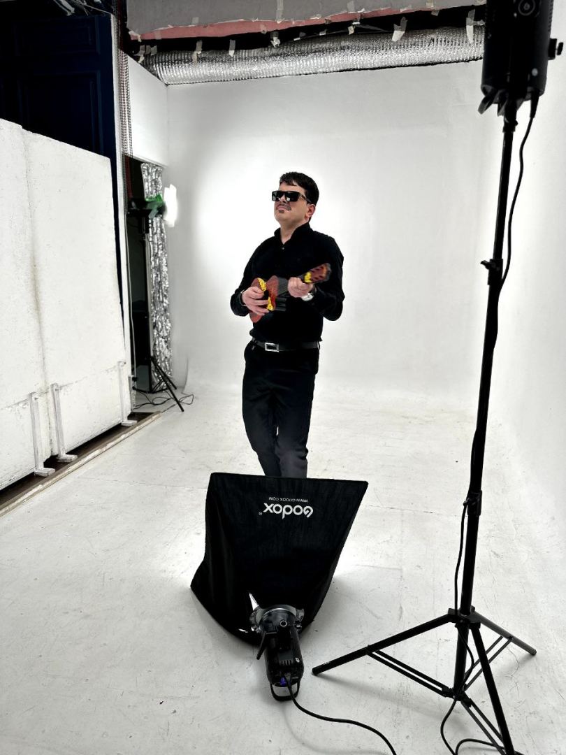 На праздник Новруз "зажигает" Хайям Мустафазаде в образе свадебных исполнителей (ВИДЕО, ФОТО)