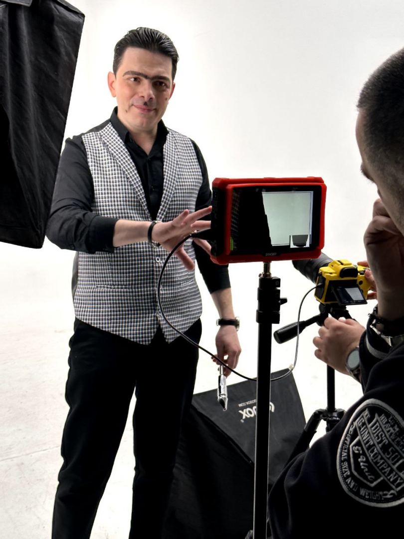 На праздник Новруз "зажигает" Хайям Мустафазаде в образе свадебных исполнителей (ВИДЕО, ФОТО)