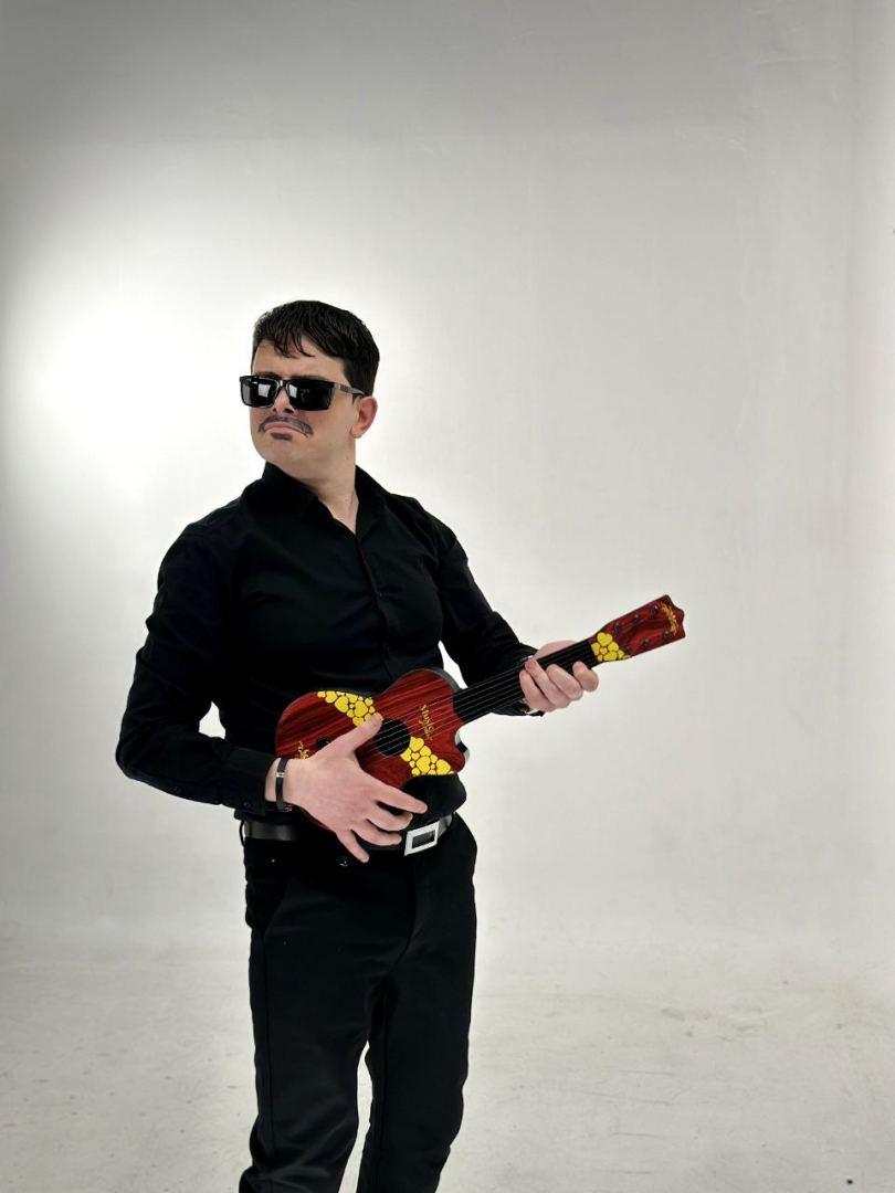 На праздник Новруз "зажигает" Хайям Мустафазаде в образе свадебных исполнителей (ВИДЕО, ФОТО)