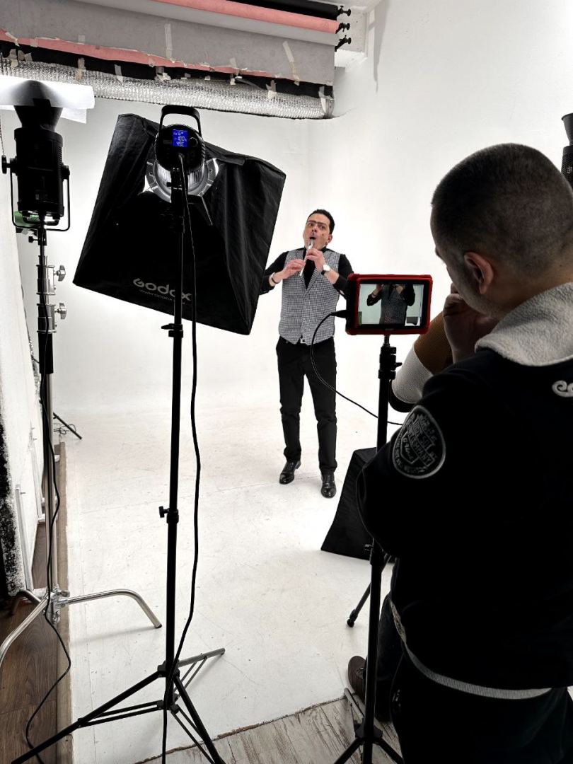 На праздник Новруз "зажигает" Хайям Мустафазаде в образе свадебных исполнителей (ВИДЕО, ФОТО)