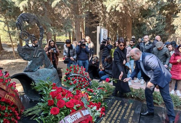 В Баку состоялось открытие надгробного памятника Рустаму Ибрагимбекову (ФОТО)