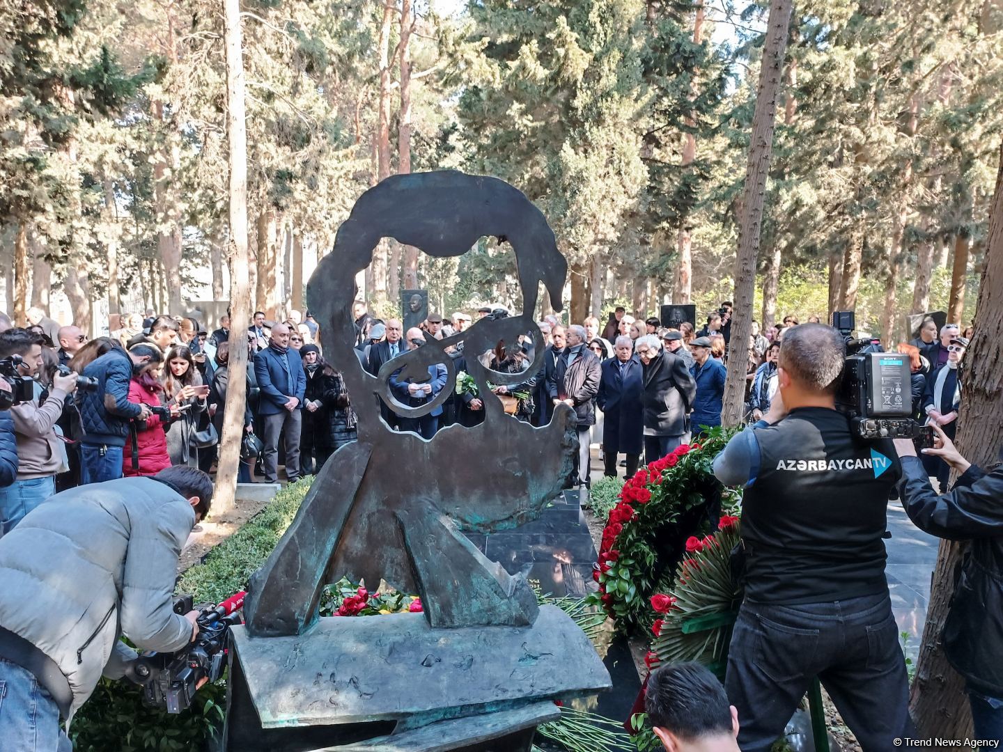 Рустам Ибрагимбеков и его Вселенная - Фатима и Фуад Ибрагимбековы о памятнике Мастеру (ФОТО)