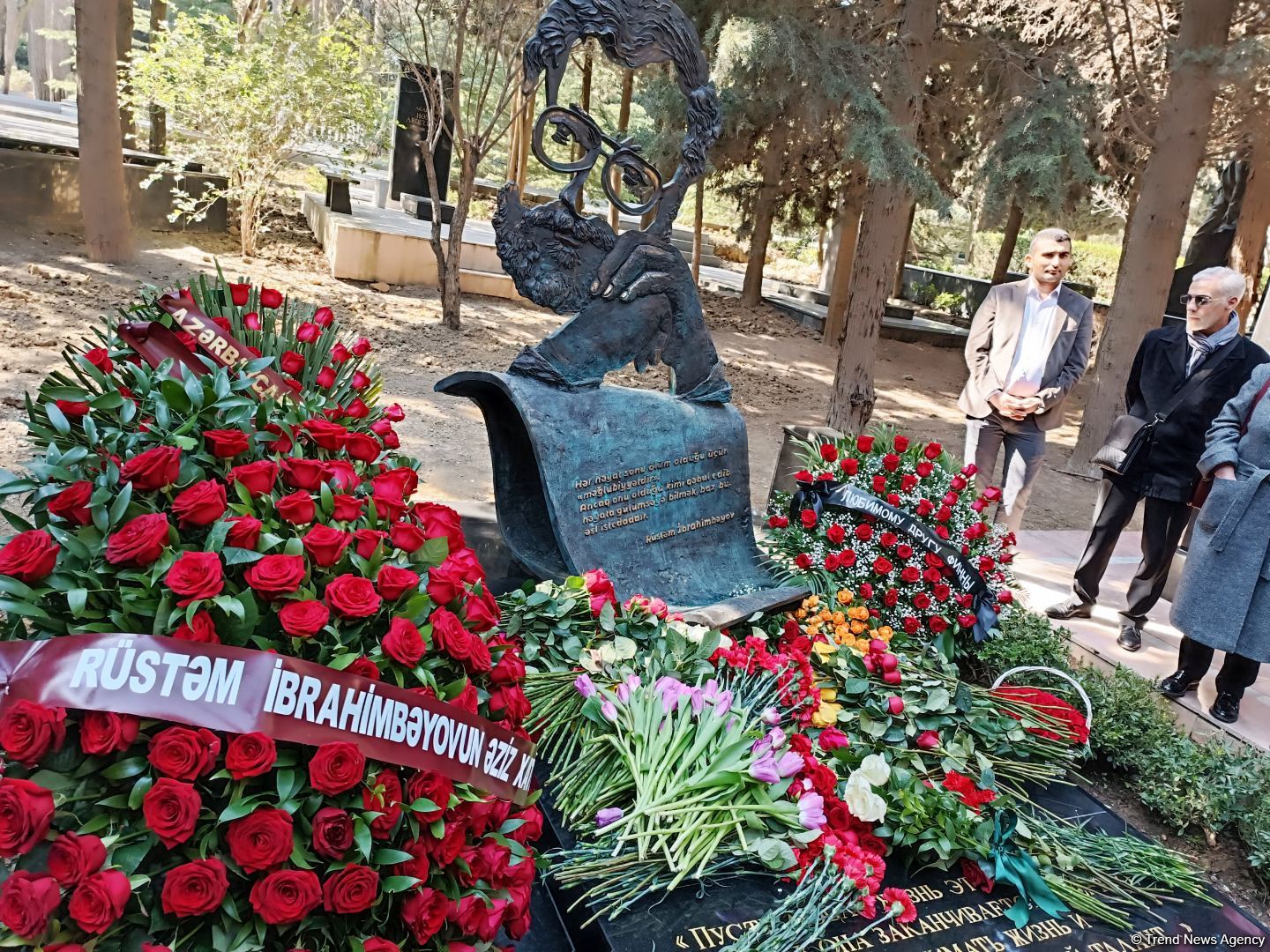 Рустам Ибрагимбеков и его Вселенная - Фатима и Фуад Ибрагимбековы о памятнике Мастеру (ФОТО)