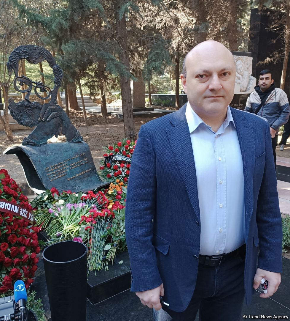 Рустам Ибрагимбеков и его Вселенная - Фатима и Фуад Ибрагимбековы о памятнике Мастеру (ФОТО)