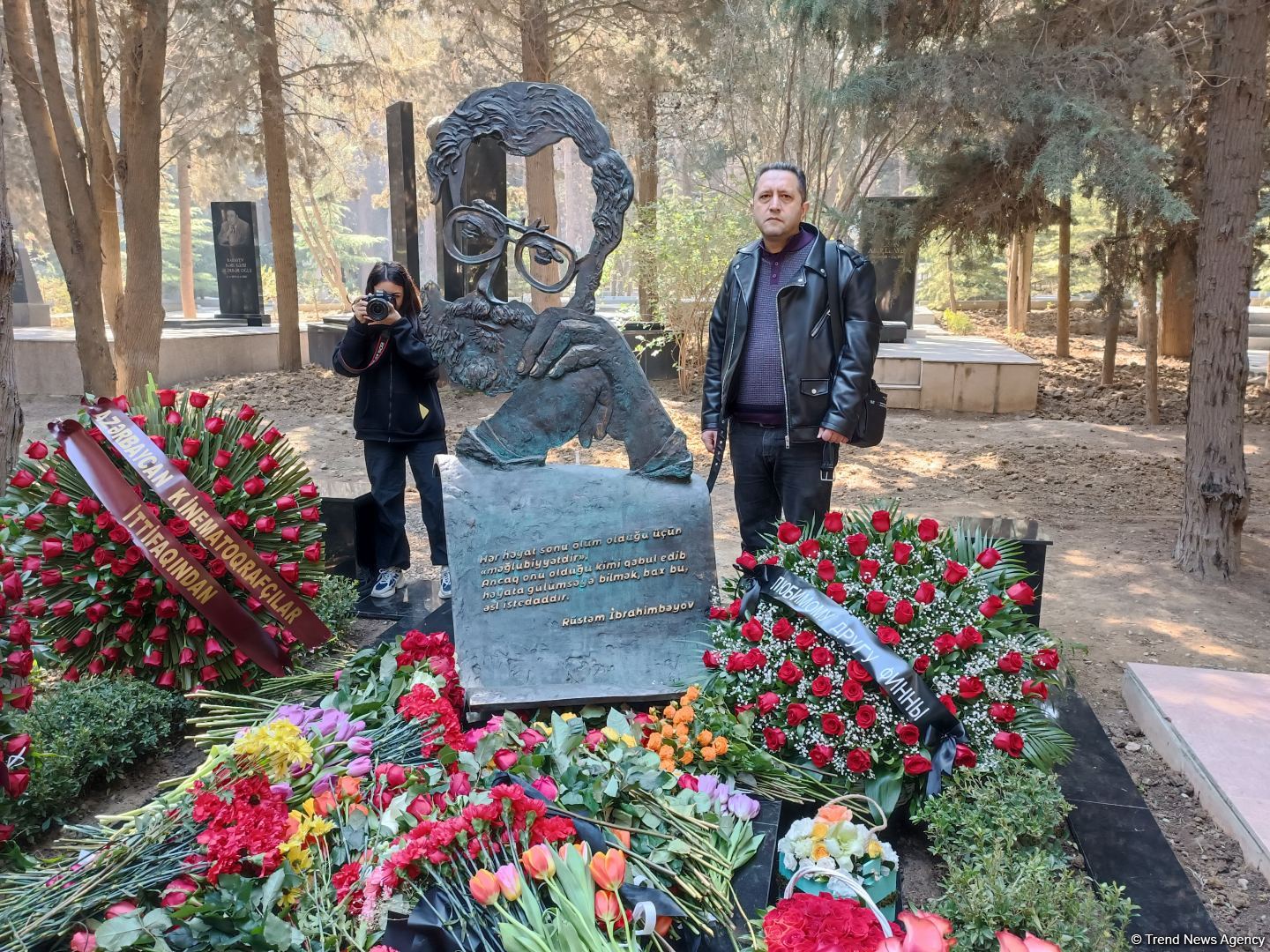 Рустам Ибрагимбеков и его Вселенная - Фатима и Фуад Ибрагимбековы о памятнике Мастеру (ФОТО)