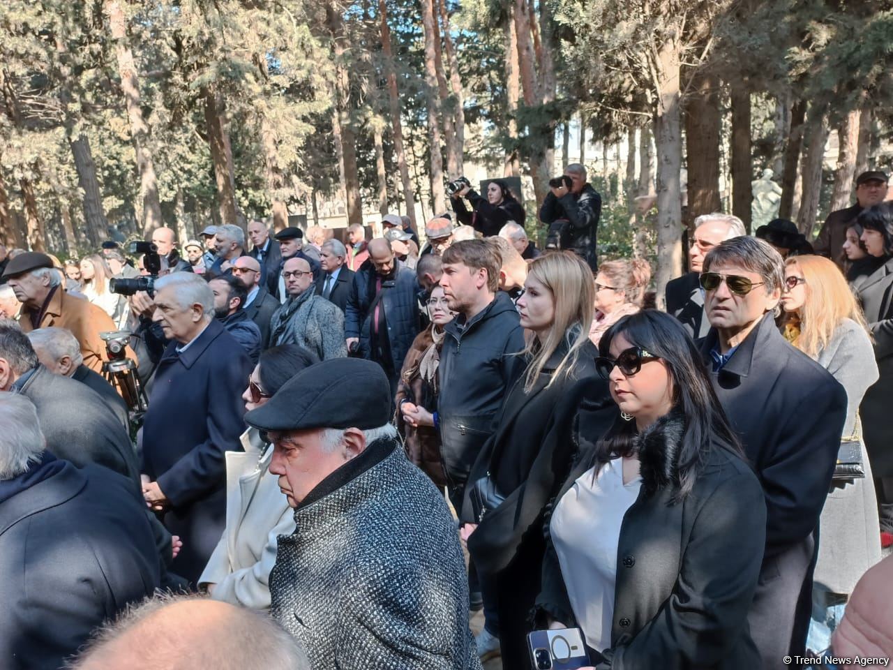 В Баку состоялось открытие надгробного памятника Рустаму Ибрагимбекову (ФОТО)