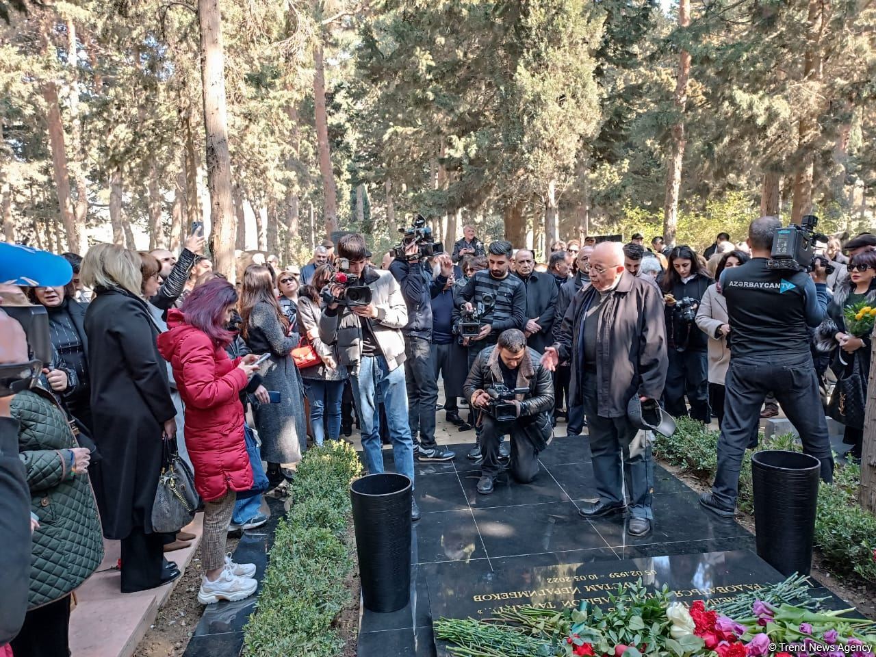 В Баку состоялось открытие надгробного памятника Рустаму Ибрагимбекову (ФОТО)