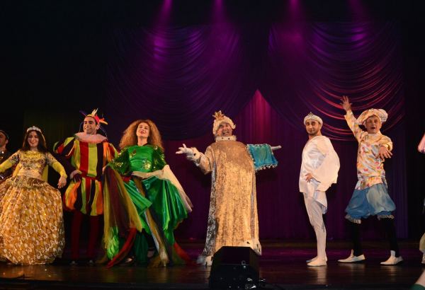 По чудесным ступеням - один день в азербайджанском театре (ФОТО)