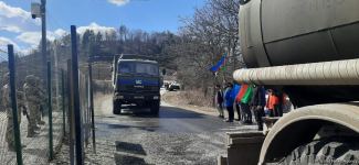 По Лачинской дороге беспрепятственно проехала автоколонна миротворцев (ФОТО)