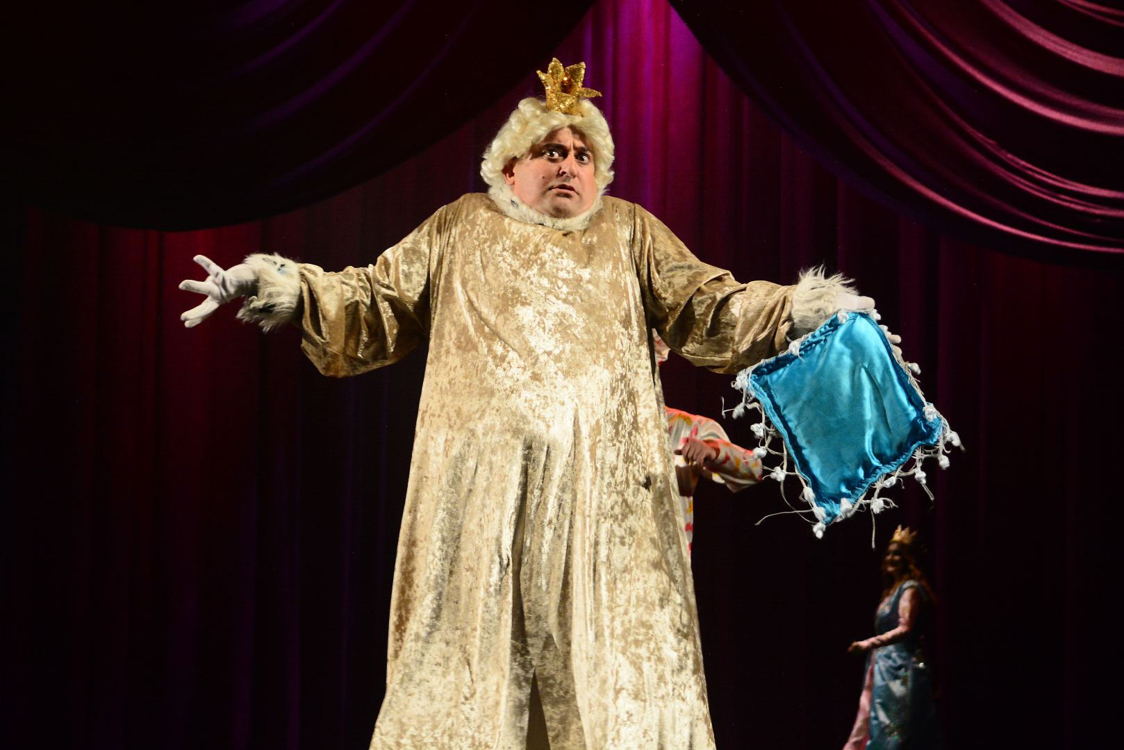 По чудесным ступеням - один день в азербайджанском театре (ФОТО)