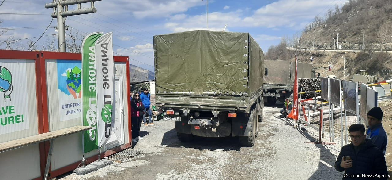 По Лачинской дороге беспрепятственно проехала автоколонна миротворцев (ФОТО)