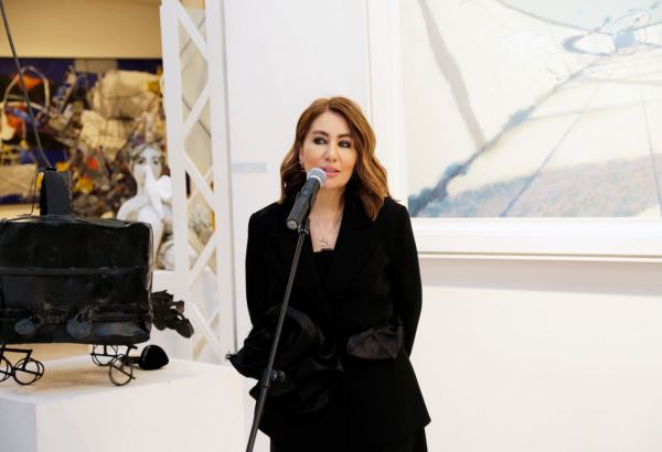 В работах Нигяр Хельми вы не увидите лиц женщин - зрители сами "рисуют" их в воображении (ФОТО)