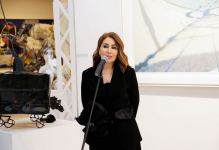 В работах Нигяр Хельми вы не увидите лиц женщин - зрители сами "рисуют" их в воображении (ФОТО)