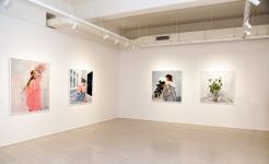 В работах Нигяр Хельми вы не увидите лиц женщин - зрители сами "рисуют" их в воображении (ФОТО)