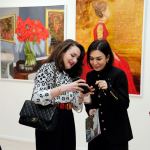 В работах Нигяр Хельми вы не увидите лиц женщин - зрители сами "рисуют" их в воображении (ФОТО)