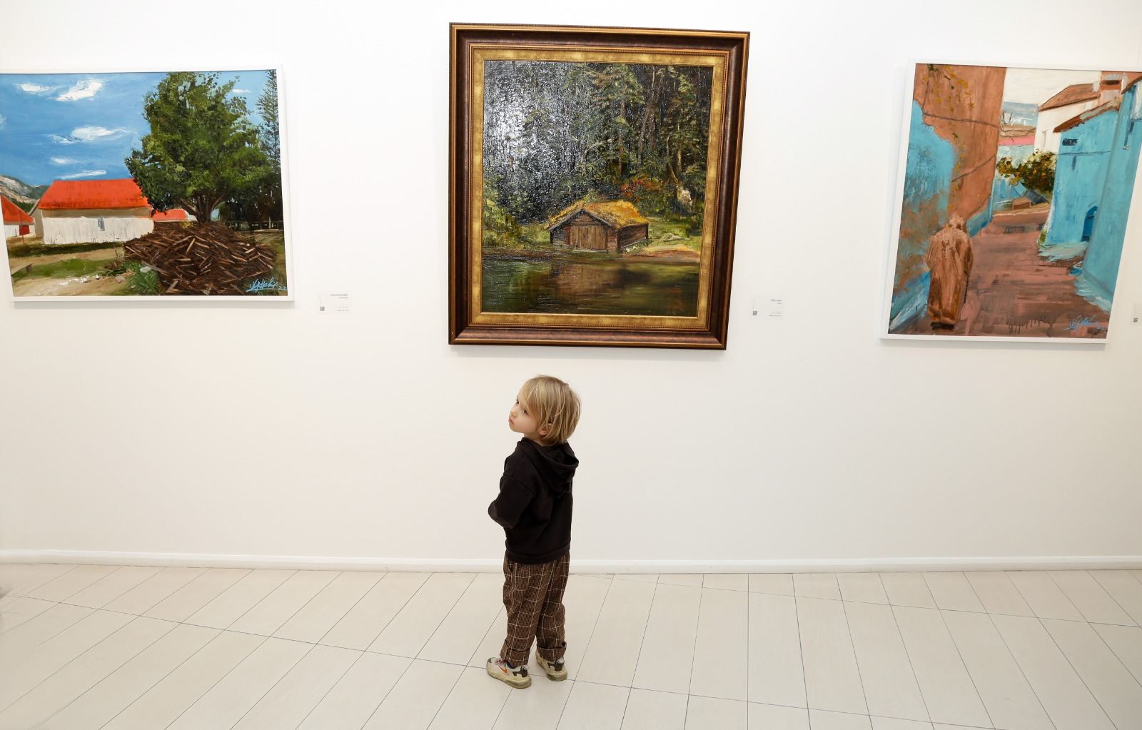 В работах Нигяр Хельми вы не увидите лиц женщин - зрители сами "рисуют" их в воображении (ФОТО)