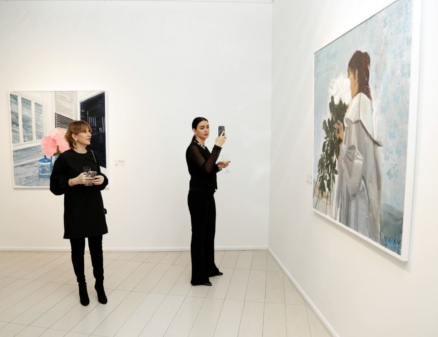 В работах Нигяр Хельми вы не увидите лиц женщин - зрители сами "рисуют" их в воображении (ФОТО)