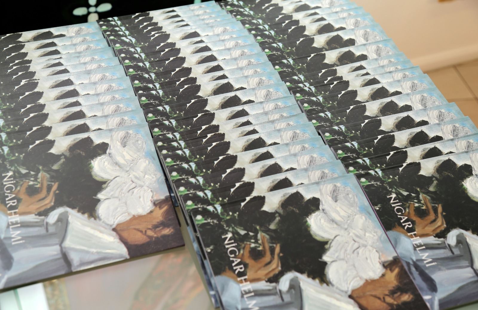 В работах Нигяр Хельми вы не увидите лиц женщин - зрители сами "рисуют" их в воображении (ФОТО)