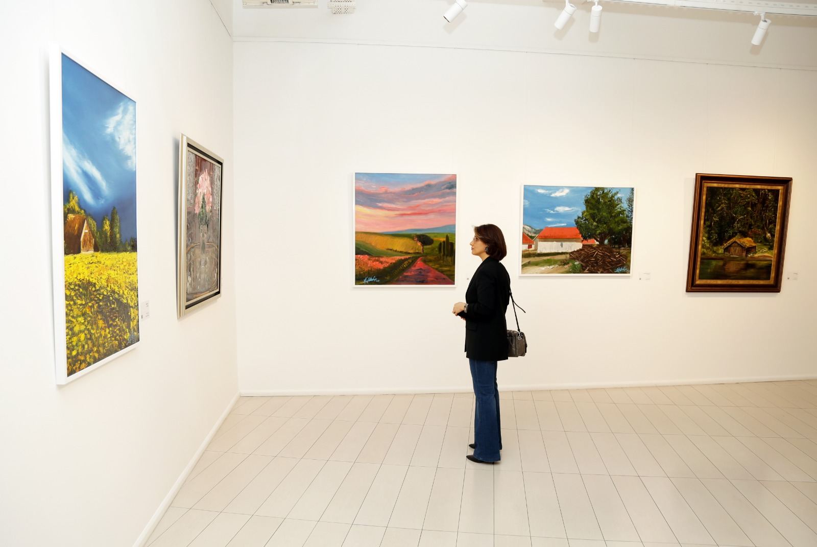 В работах Нигяр Хельми вы не увидите лиц женщин - зрители сами "рисуют" их в воображении (ФОТО)