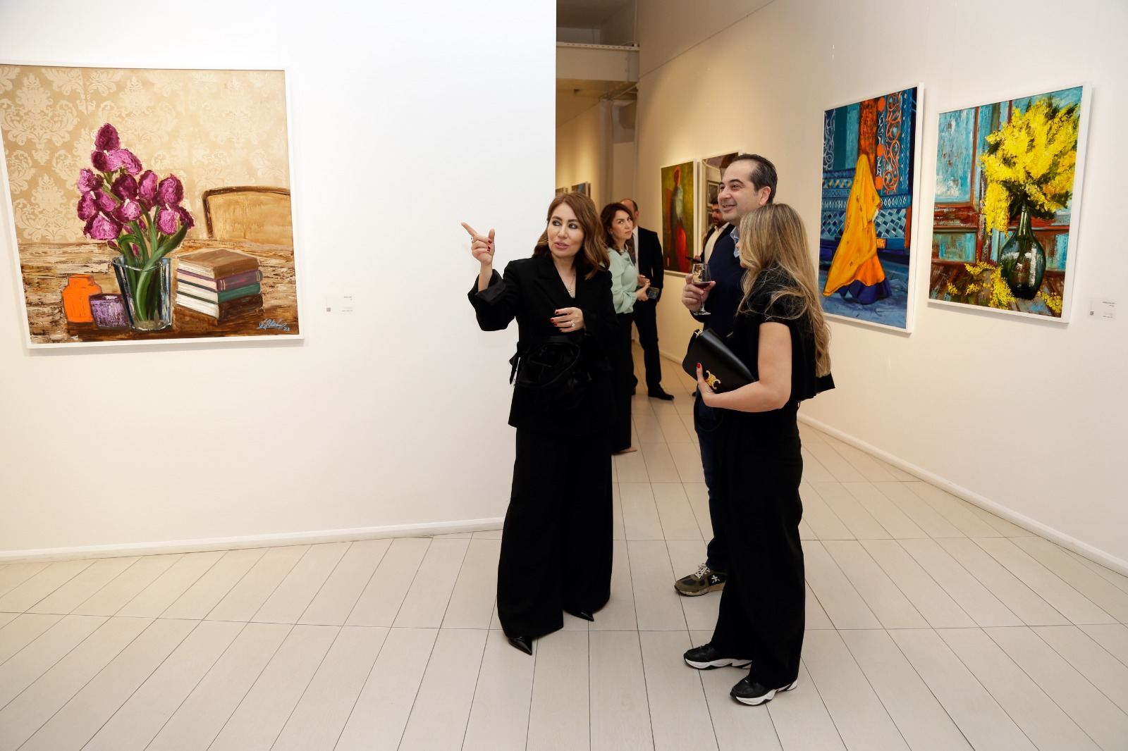 В работах Нигяр Хельми вы не увидите лиц женщин - зрители сами "рисуют" их в воображении (ФОТО)