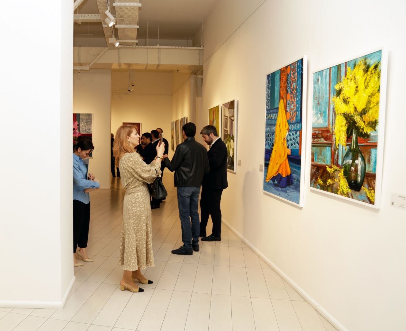 В работах Нигяр Хельми вы не увидите лиц женщин - зрители сами "рисуют" их в воображении (ФОТО)